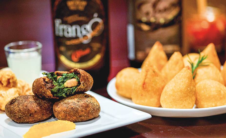 Bolinhos de feijoada, coxinhas e chope do Frang&Oacute;