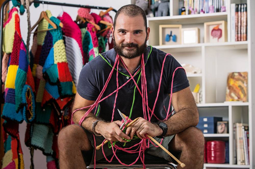Artista plástico ministra aulas de crochê e tricô