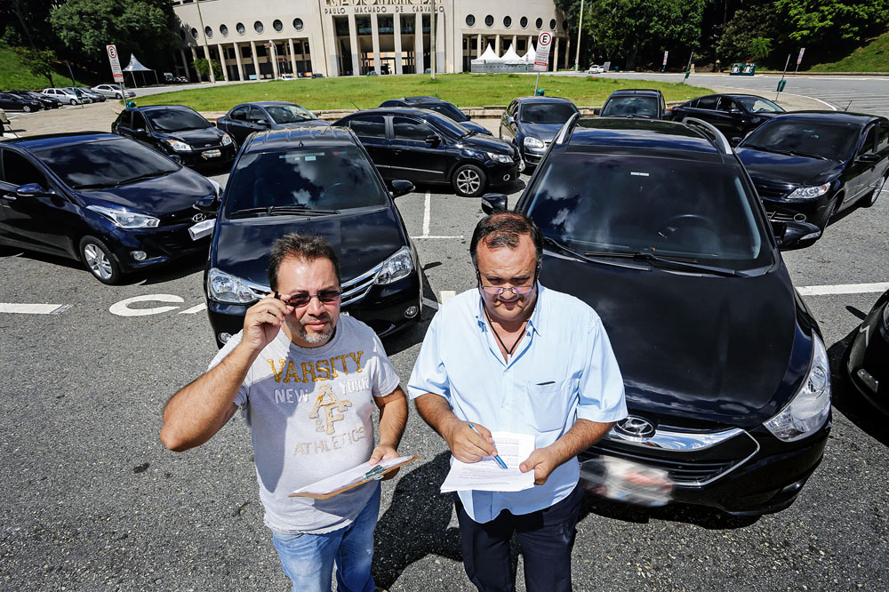 Motoristas do Uber reclamam de queda nos ganhos