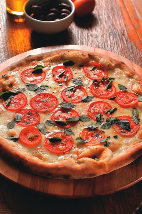 Bravo! tem pizzas de massa fina e sala de diversão para a garotada