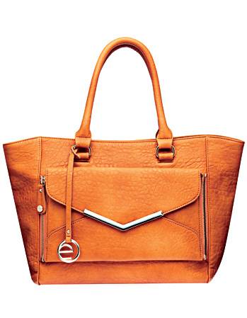 	Carteira de m&atilde;o. O bolso &eacute; destac&aacute;vel. Para quem sai do escrit&oacute;rio rumo a uma balada. R$ 139,99. Le Postiche, SAC 3588-1688, www.lepostiche.com.br.