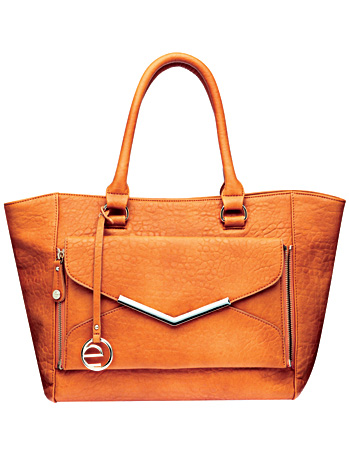 	Carteira de m&atilde;o. O bolso &eacute; destac&aacute;vel. Para quem sai do escrit&oacute;rio rumo a uma balada. R$ 139,99. Le Postiche, SAC 3588-1688, www.lepostiche.com.br.