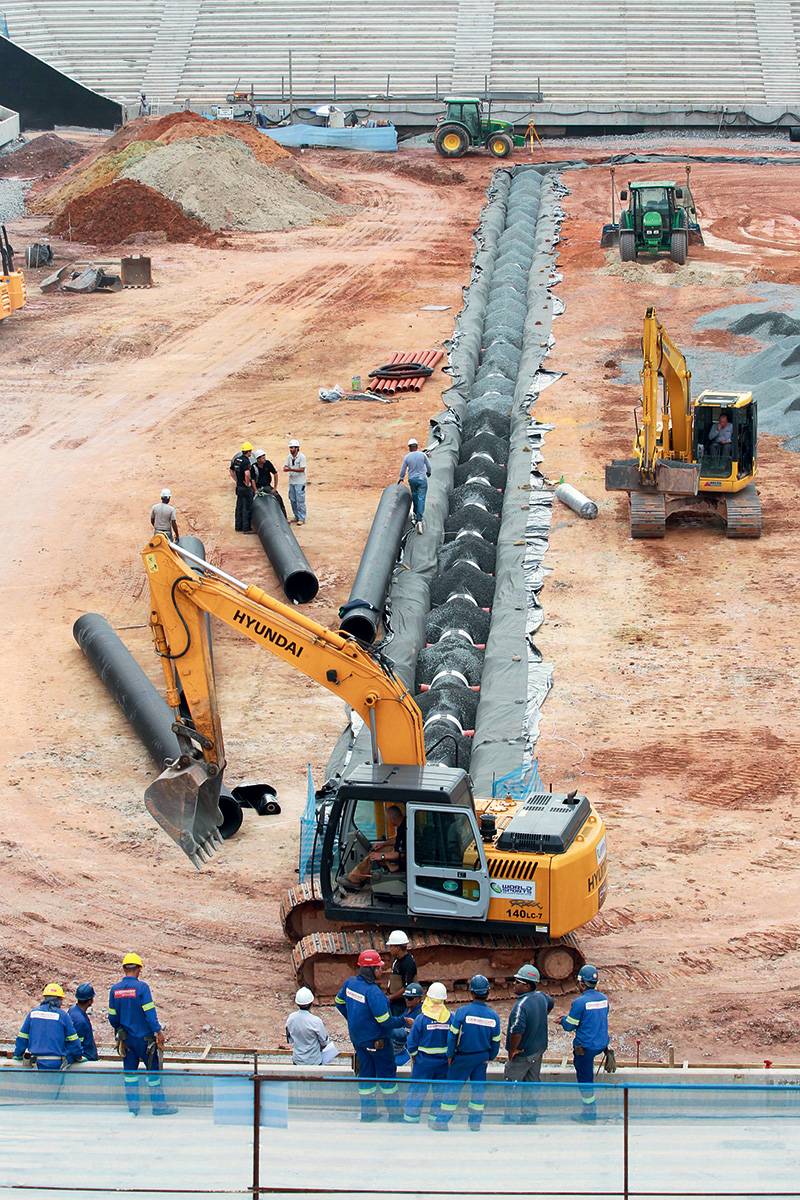 Obras em dois grandes estádios passam por dificuldades