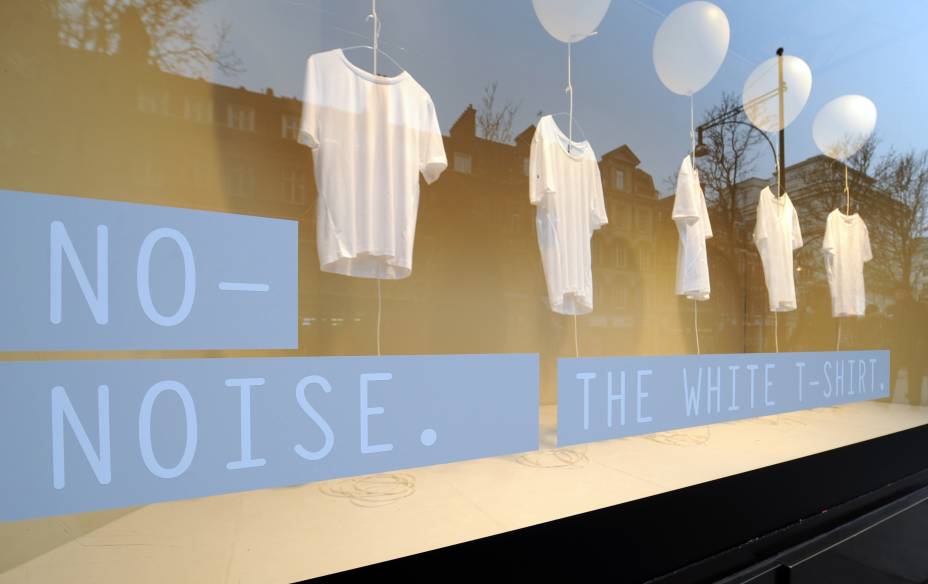 Vitrine da Selfridges dedicada ao projeto "No Noise" Vitrine da Selfridges dedicada ao projeto "No Noise"