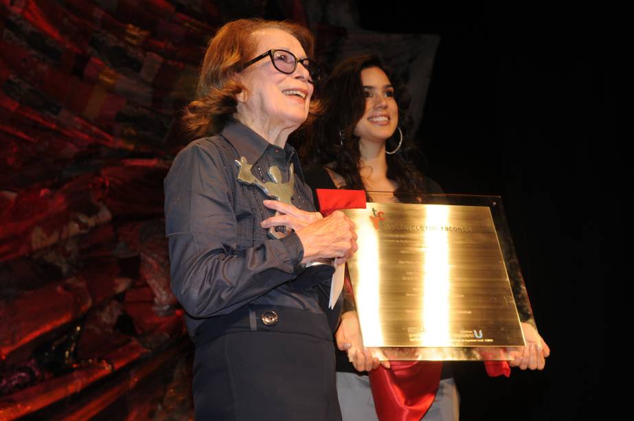 Inauguração do Teatro Cleyde Yáconis: artista com a placa que leva seu nome Inauguração do Teatro Cleyde Yáconis: artista com a placa que leva seu nome