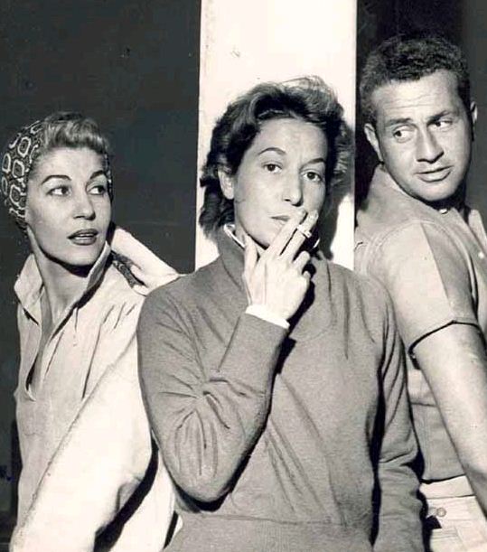 Cleyde Yáconis com sua irmã atriz Cacilda Becker e o ator Fredi Kleemann, 1957 Cleyde Yáconis com sua irmã atriz Cacilda Becker e o ator Fredi Kleemann, 1957