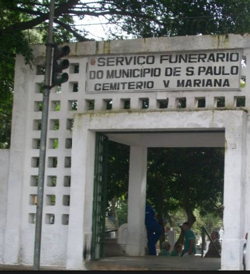 Bandidos roubam colares e dentes de ouro de defuntos