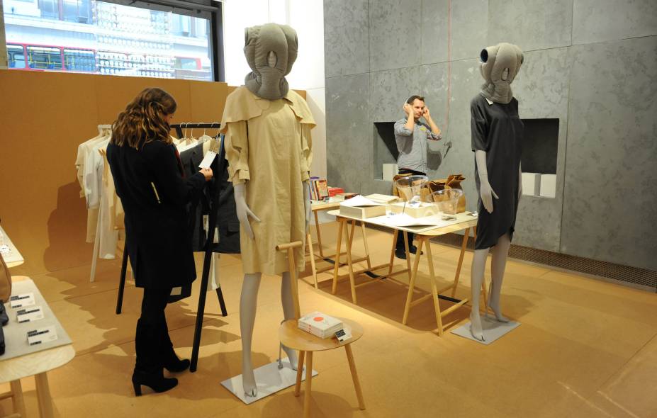 "Quiet shop": o espaço reservado aos produtos sem etiquetas, estampas ou logos com nomes de grifes "Quiet shop": o espaço reservado aos produtos sem etiquetas, estampas ou logos com nomes de grifes