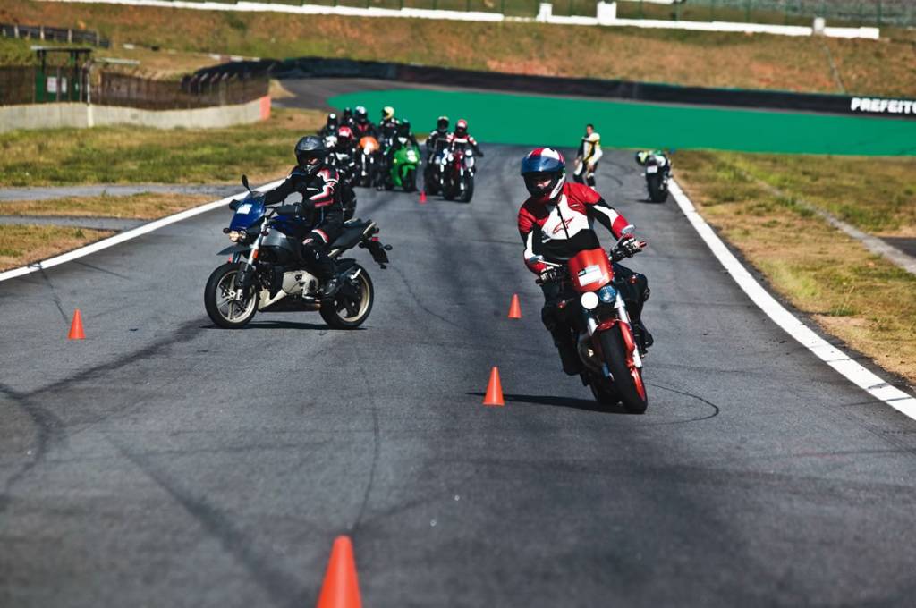 Motoescola para manobras radicais