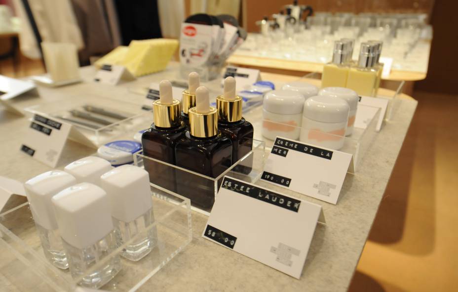 Produtos de beleza sem o nome de suas grifes nos frascos: a identificação fica em pequenas plaquinhas ao lado Produtos de beleza sem o nome de suas grifes nos frascos: a identificação fica em pequenas plaquinhas ao lado