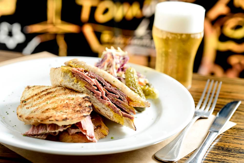 Tradicional nas delis nova-iorquinhas, pastrami inspira novos lanches
