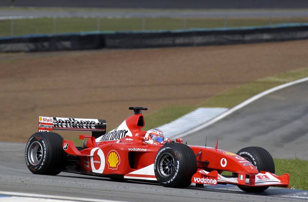 Evento em Interlagos exibe modelos de Ferraris e promove corrida