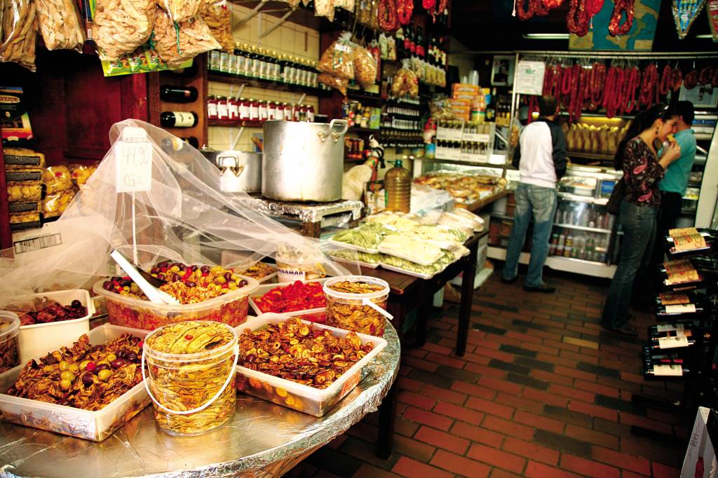 Conheça empórios, padarias e restaurantes centenários