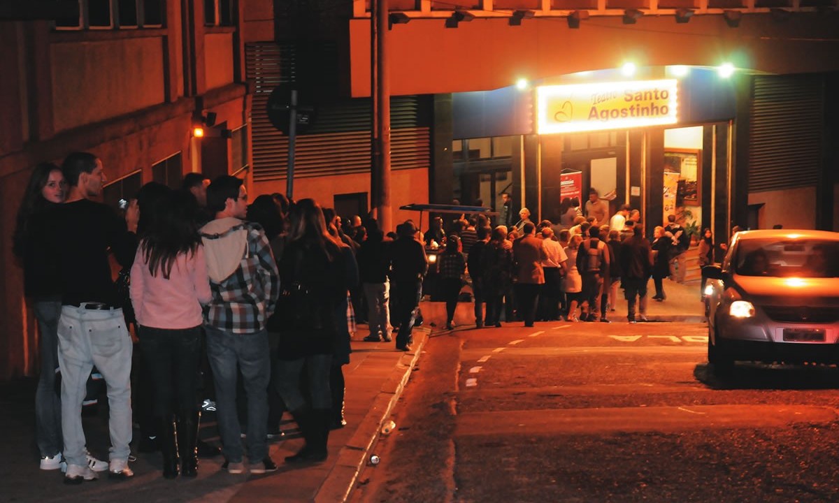 Fila no Teatro Santo Agostinho 2219