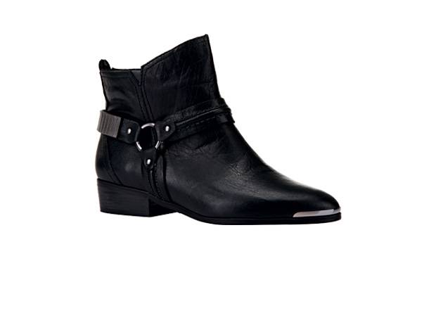 Meio caub&oacute;i. Vers&atilde;o da motoqueiro com bico fino e biqueira de metal. R$ 339,90. Arezzo, Rua Oscar Freire, 808, Jardim Paulista, telefone 3081-4929, www.arezzo.com.br.