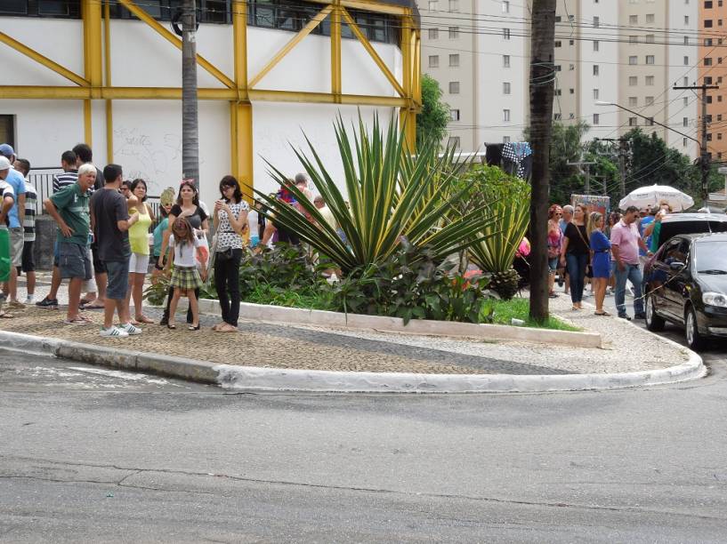 Concentra&ccedil;&atilde;o t&iacute;mida: poucas pessoas &agrave;s 14h