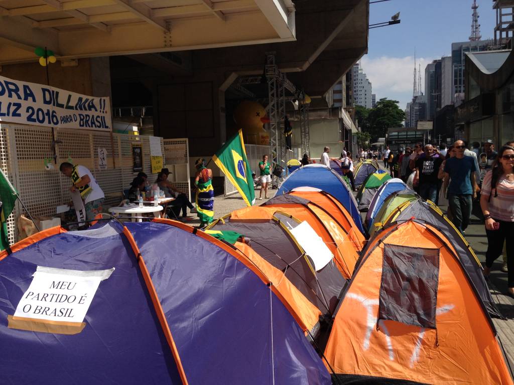 Manifestantes deixam empregos para acampar na Paulista