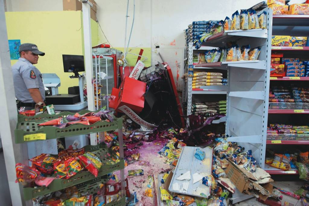 Roubo de caixas eletrônicos instaura pânico entre clientes e lojistas