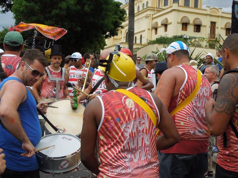 Som: bateria chama os foliões para a festa Som: bateria chama os foliões para a festa
