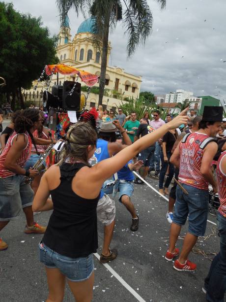 Animação: jovens se reúnem para o Carnaval do bairro