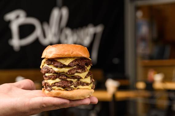 Bullguer comemora um ano com hambúrguer reforçado e fritas de graça