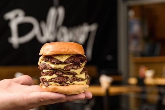 Bullguer comemora um ano com hambúrguer reforçado e fritas de graça