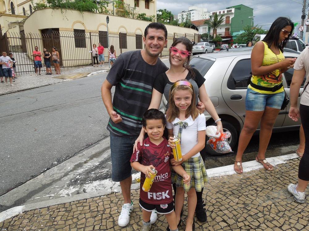 Adultos e crianças: Rodrigo Donato e Amanda Campregher levaram os sobrinhos para curtir a folia Adultos e crianças: Rodrigo Donato e Amanda Campregher levaram os sobrinhos para curtir a folia