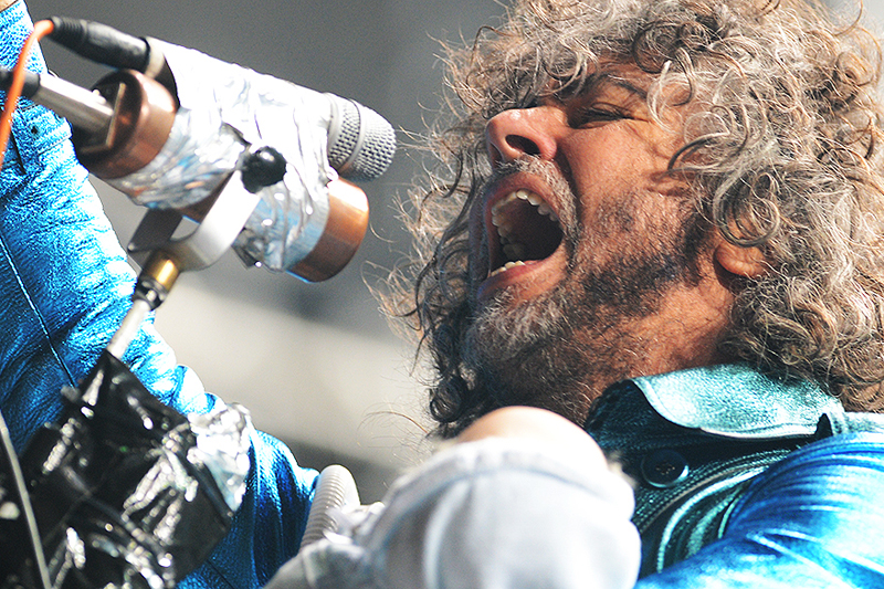 Flaming Lips: o vocalista Wayne Coyne de uniforme azul-cintilante