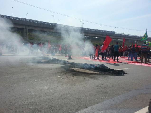 Barricadas com fogo perto do estádio Barricadas com fogo perto do estádio