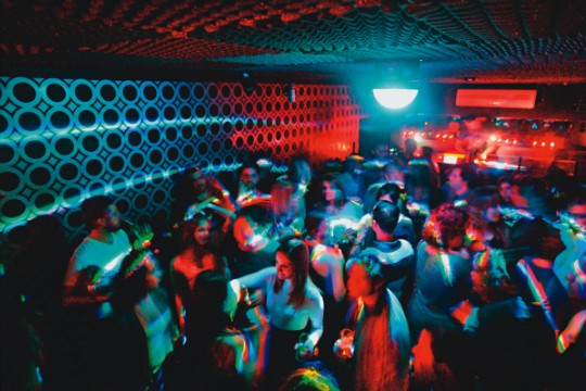 Seis lugares bacanas instalados em porões