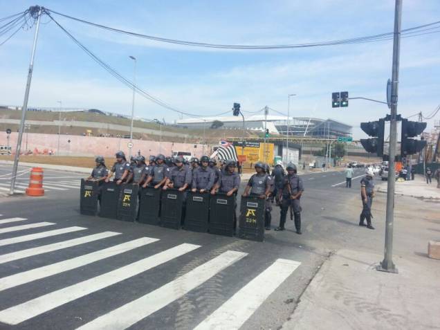 Tropa de choque protege a entrada do local que vai sediar a Copa do Mundo Tropa de choque protege a entrada do local que vai sediar a Copa do Mundo