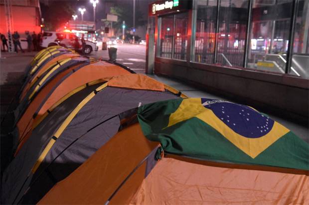 Grupo pró-impeachment volta a acampar na Avenida Paulista