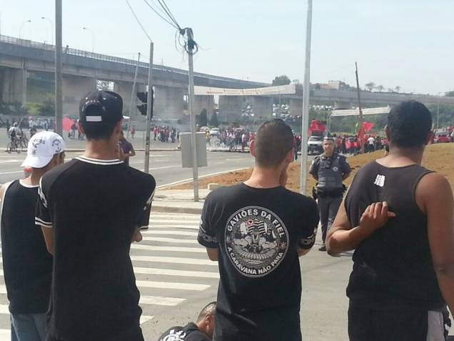 Torcedores do Corinthians observam protesto dos sem-teto em Itaquera Torcedores do Corinthians observam protesto dos sem-teto em Itaquera