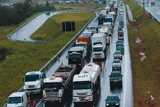 Caminhões desrespeitam lei e circulam em horário e local proibidos