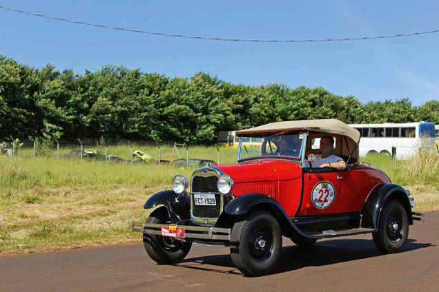 Ford Roadster 1929 Hot: V8 Chevrolet com suspensão modificada. Disputa nos transplantados Ford Roadster 1929 Hot: V8 Chevrolet com suspensão modificada. Disputa nos transplantados