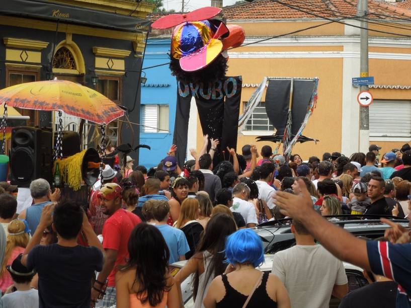 Aproximadamente 300 pessoas: grupo segue o boneco pela região da matriz Aproximadamente 300 pessoas: grupo segue o boneco pela região da matriz