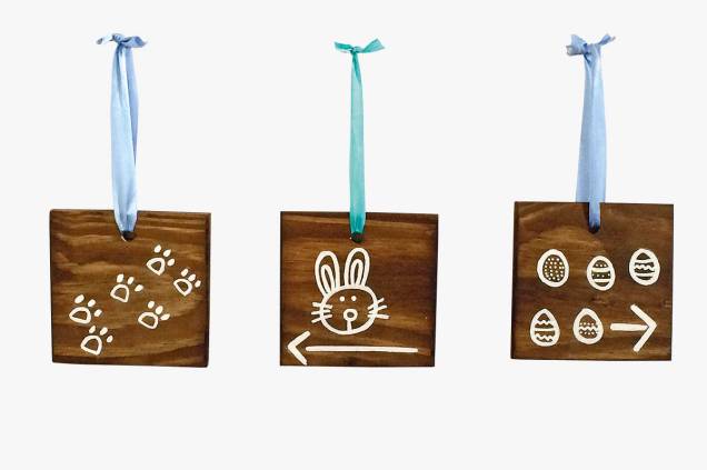 Seis placas de madeira, pintadas a m&atilde;o, para organizar umaca&ccedil;a aos ovos: R$ 197,00