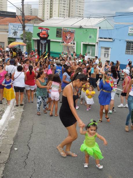 Muita cor: mais velhos e novinhos investem na produção do visual Muita cor: mais velhos e novinhos investem na produção do visual