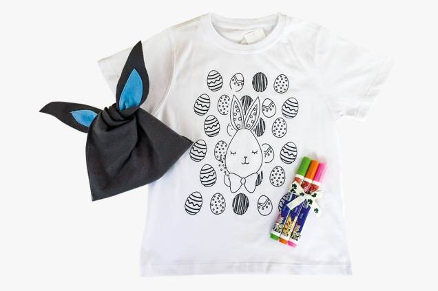 Camiseta infantil e canetinhas de tecido para colorir em embalagem tem&aacute;tica: R$ 89,00