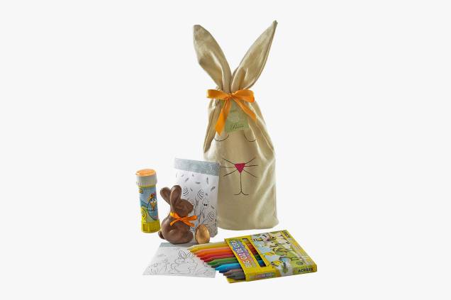 Sacola de pano com coelho de chocolate belga, bolinha de sabão e desenho temático para colorir com giz de cera: R$ 66,00 Sacola de pano com coelho de chocolate belga, bolinha de sabão e desenho temático para colorir com giz de cera: R$ 66,00