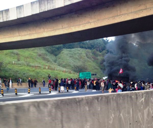 Pneus em chamas na altura do quilômetro 19 da Rodovia Anhanguera