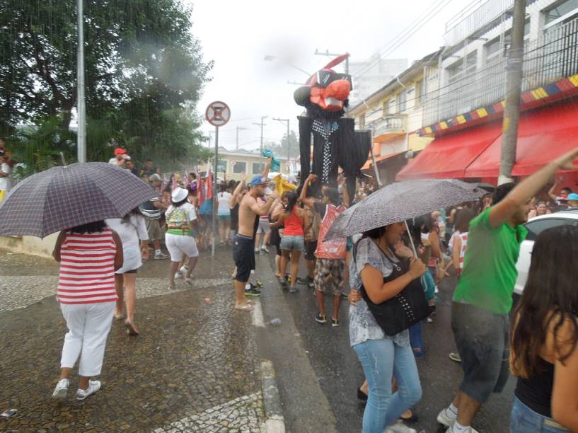 Tempo ruim?: nem a chuva parou esse bloco Tempo ruim?: nem a chuva parou esse bloco