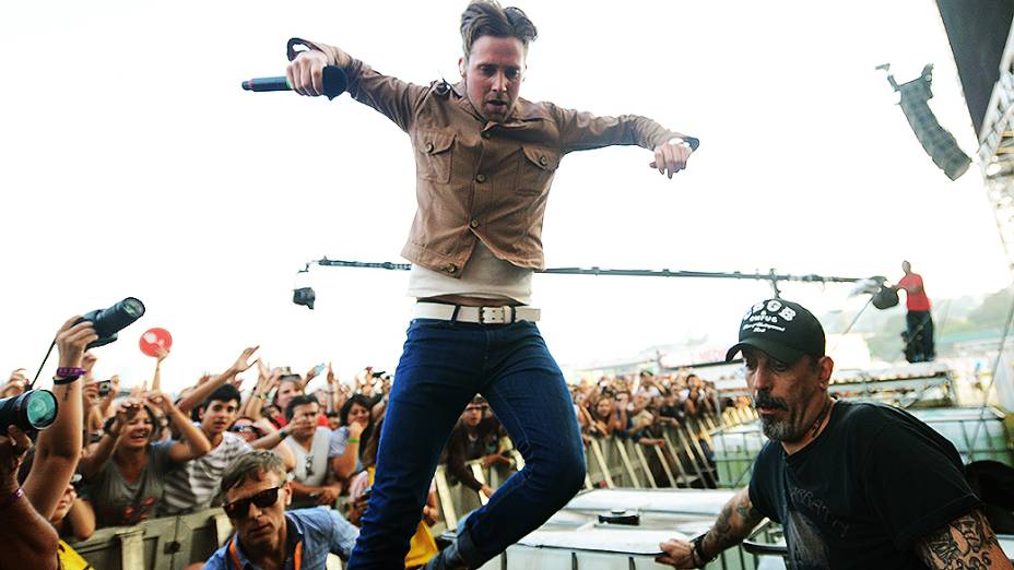 Simpatia, poses e brincadeiras com as câmeras, em show de Kaiser Chiefs