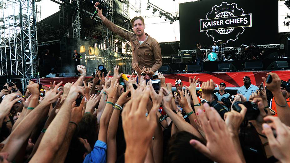 Kaiser Chiefs: show empolgou o público em festival