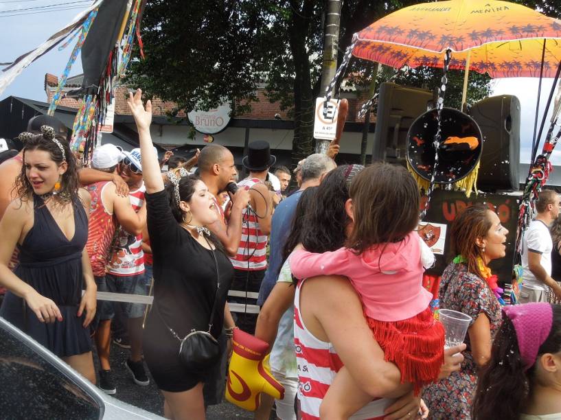 Depois do temporal: o sol aquece o caminho dos foliões Depois do temporal: o sol aquece o caminho dos foliões