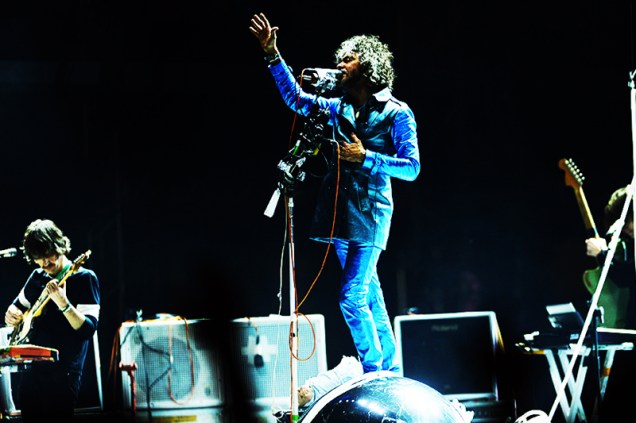 Flaming Lips: o vocalista Wayne Coyne de azul-cintilante Flaming Lips: o vocalista Wayne Coyne de azul-cintilante