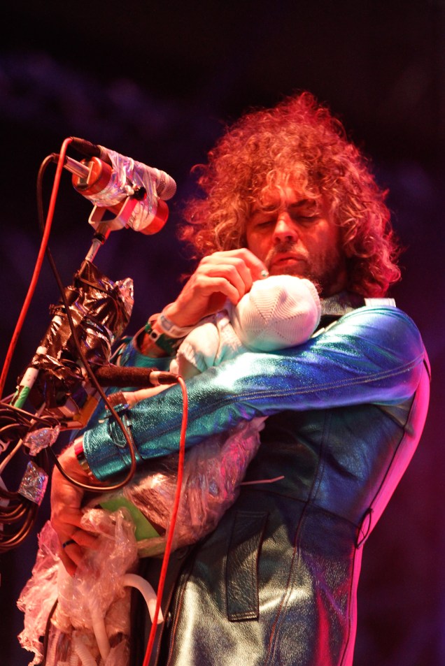 Flaming Lips: Wayne Coyne ninando um beb&ecirc; de pl&aacute;stico