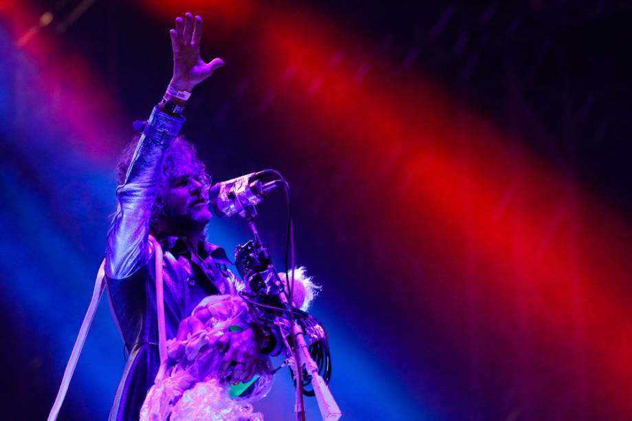 Flaming Lips: Wayne Coyne ninando um beb&ecirc; de pl&aacute;stico