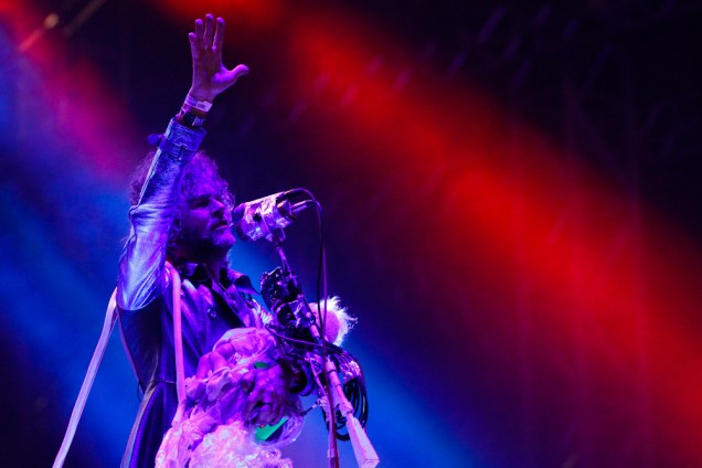 Flaming Lips: Wayne Coyne ninando um beb&ecirc; de pl&aacute;stico