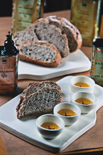 Filão multigrãos com potes de degustação de azeites Filão multigrãos com potes de degustação de azeites